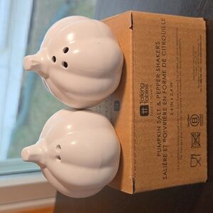 Pumpkin Salt & Pepper Shakers New In Box